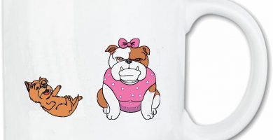 Taza bulldog ingles enfadada con su cachorro